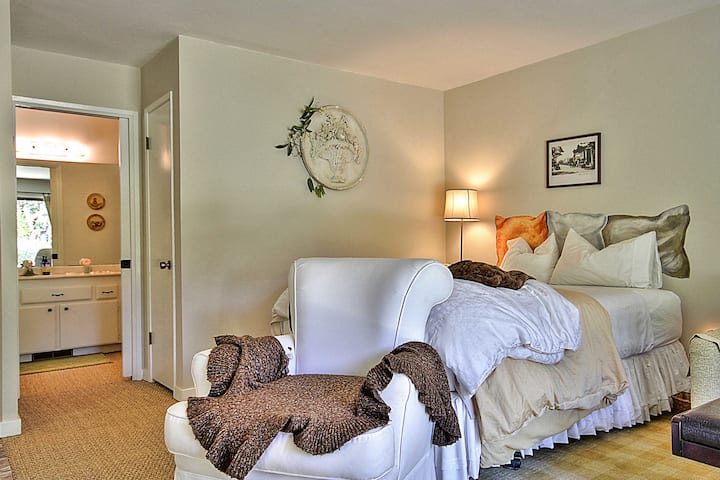 Your Carmel Destination Retreat. Privacy and Relaxation Awaits. French Accents, Garden Views, Wonderful Location. 4/10ths of A Mile to "The Village". May Your Stay Be Wonderful! 

Accents include: Iron Pressed Linens, Peaceful Garden Views, Privacy.