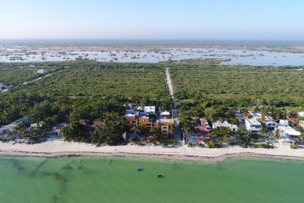 Vista aérea de los departamentos y la playa