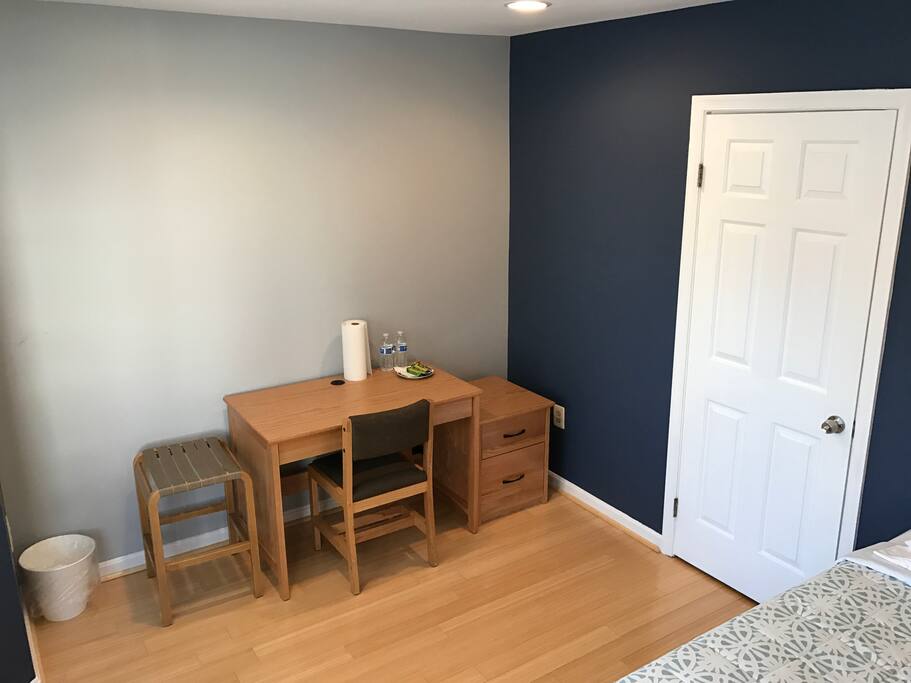 Desk is suitable for a laptop, etc.