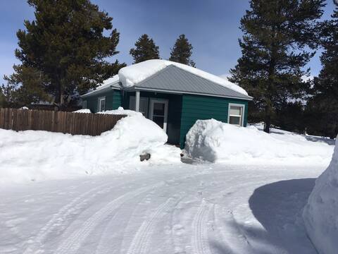 Cozy, authentic Stibnite home; centrally located.