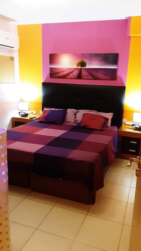 Acojedora  amplia habitación en Tenerife Sur (TFS)