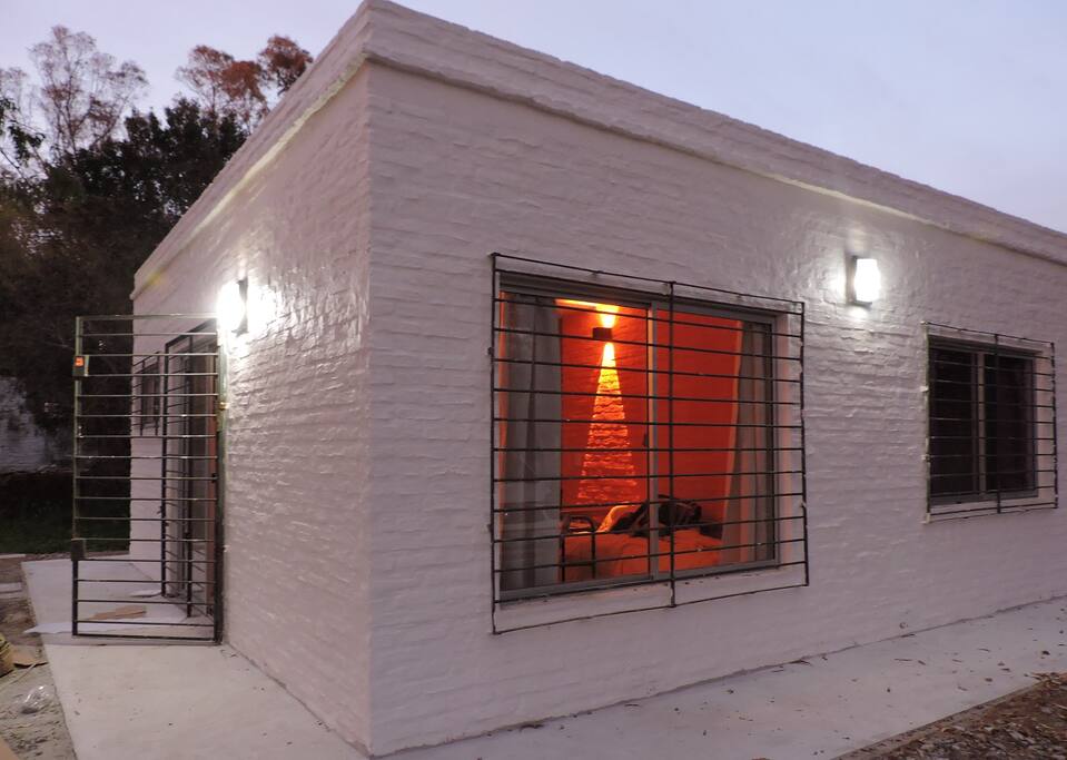 Casa de ladrillo con terreno arbolado de 350 mts.