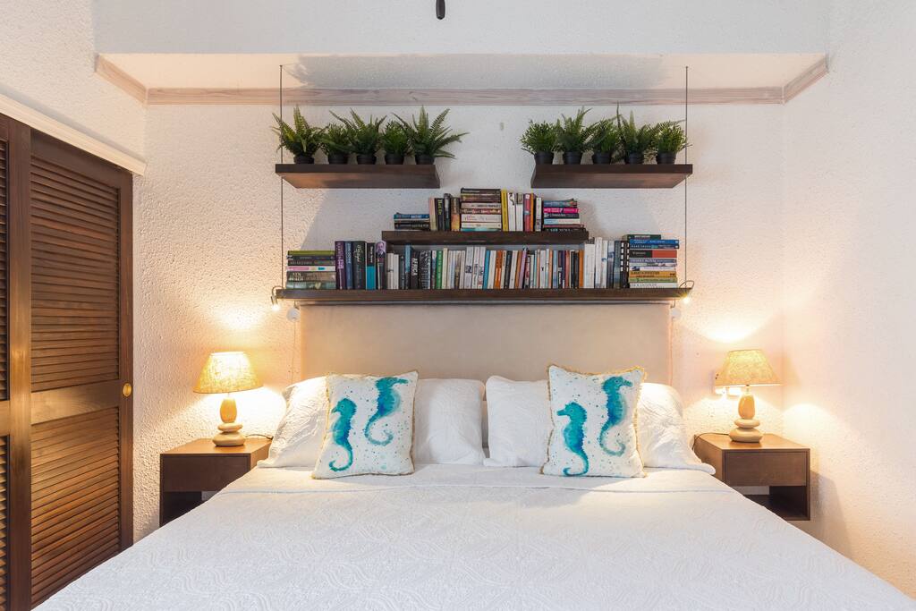 Doesn't that look inviting? Feel free to read a book from the library just above your head.