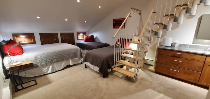 Голема спална соба на горниот кат со 1 брачен и 2 близнаци.  Скалите водат до подигнување со уште 2 близнаци.