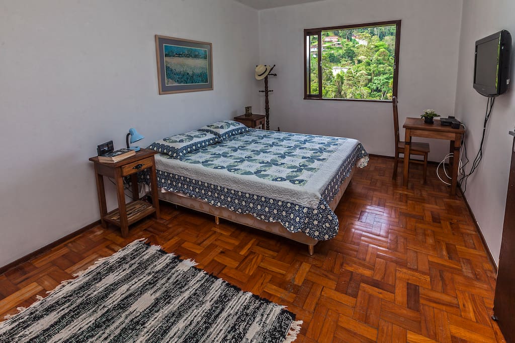Suíte com vista, cama queen e teve a cabo