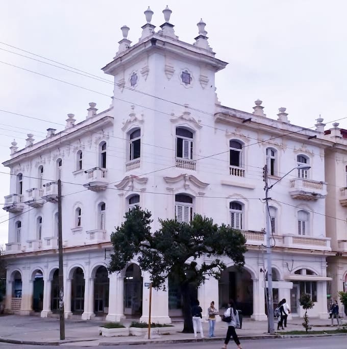 Edificio histórico en la Avenida 23, una de las arterias principales de la ciudad de la Habana, a una cuadra del parque Coppelia, el Hotel Habana Libre y la famosa Rampa que da acceso al Malecón.