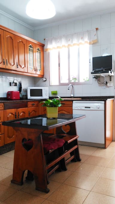 Cocina moderna y completa.