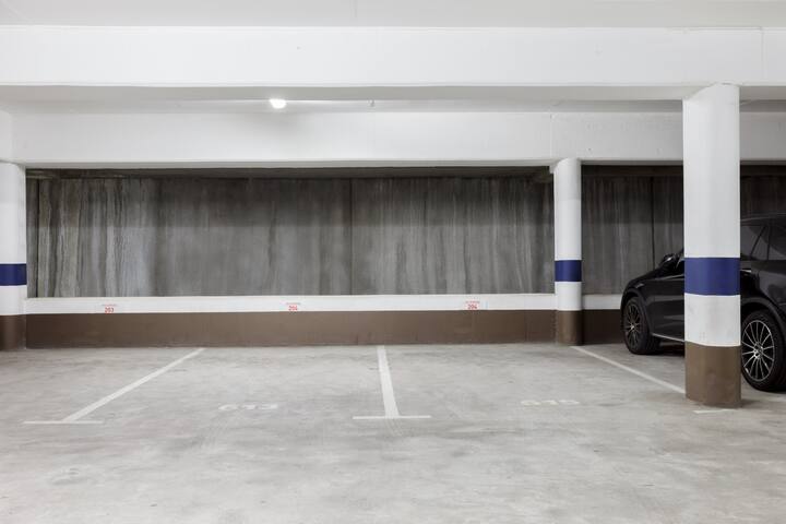 Refined and Luxurious V&A Waterfront Flat gallery image 3