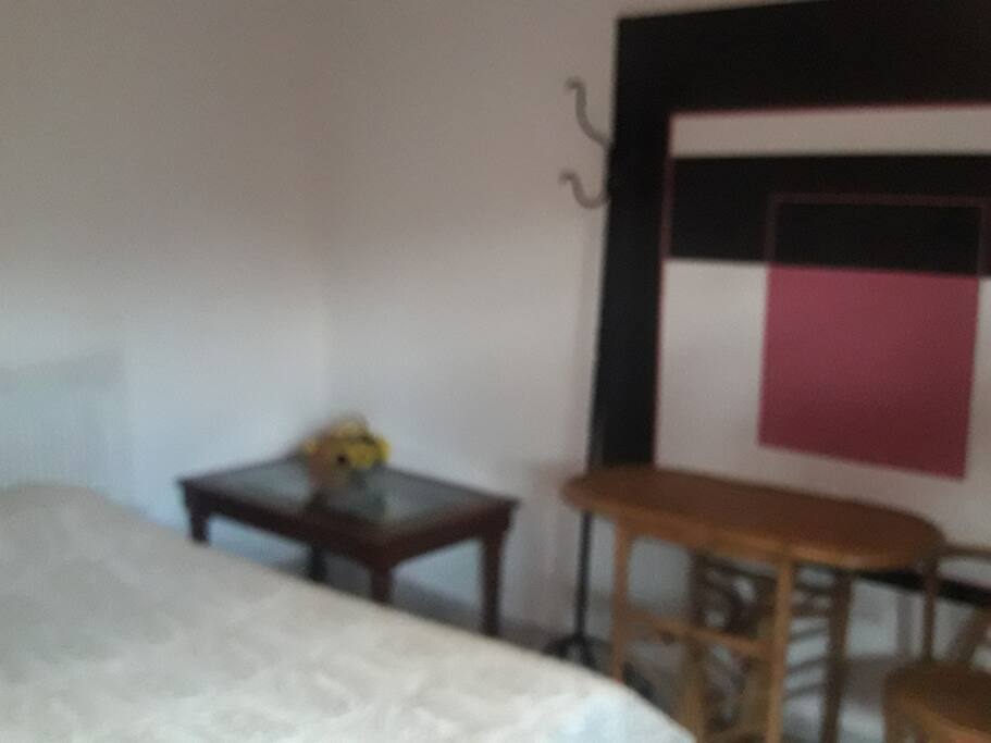 Modern Art, Airco, Closet, Tv, Table