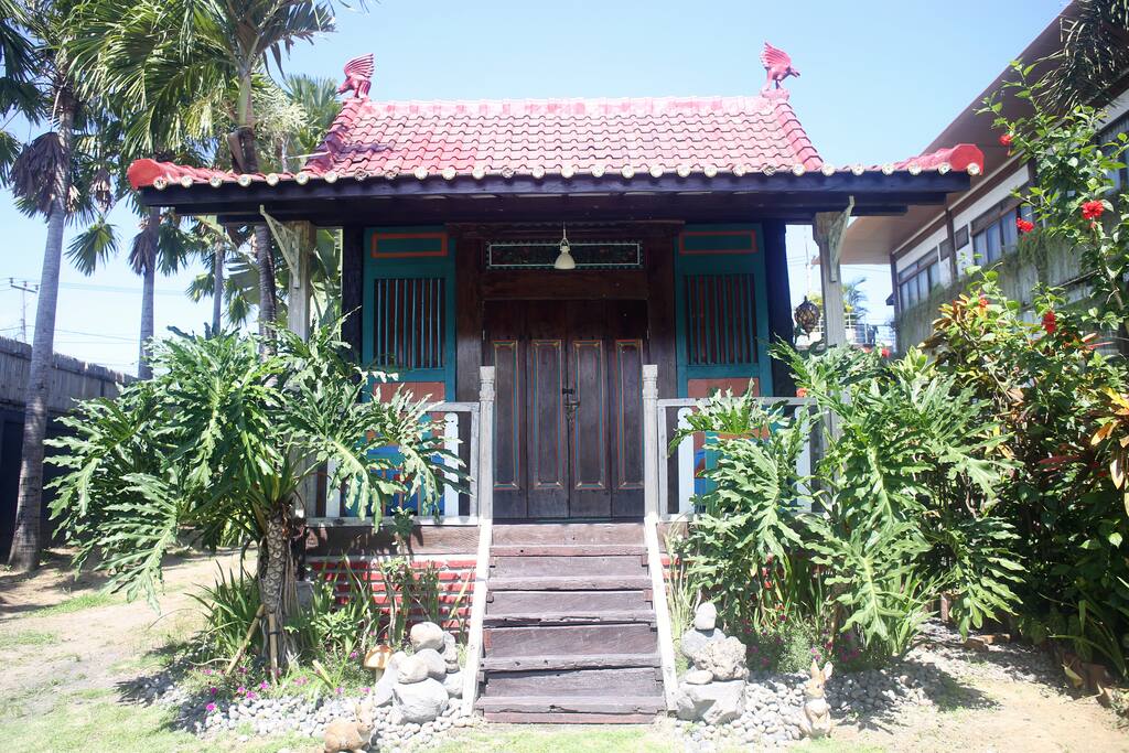 A cute bungalow, Javanese style walking distance to Echo Beach