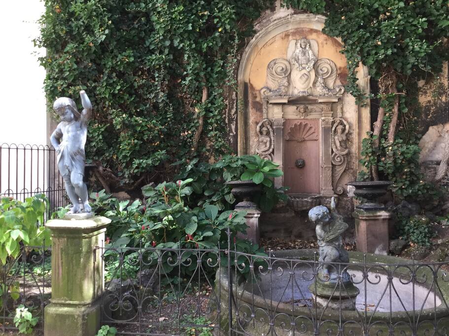 Cour intérieure avec jardin et fontaine ancienne