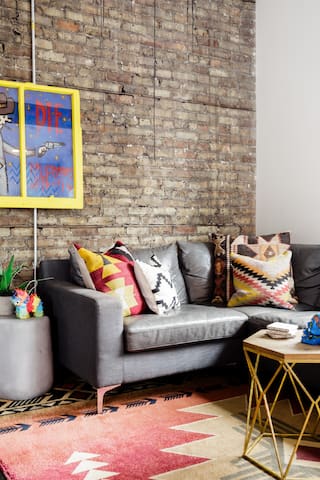 El Motel Tres Penthouse in Logan Square w/grill gallery image 2