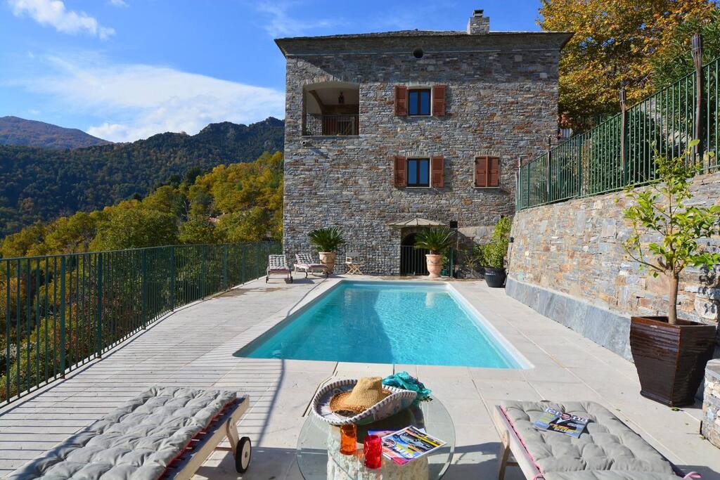 La piscine chauffée surplombe la vallée