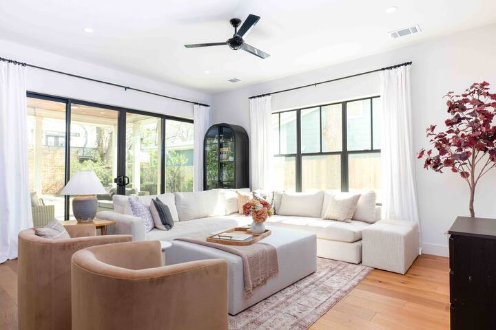 Walk to ACL-Modern Luxury in Zilker with Pool gallery image 4