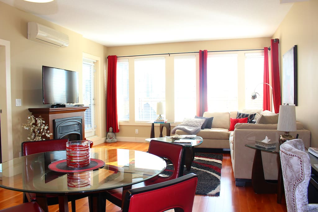 Professionally decorated, beautiful open space. Smart TV flatscreen.