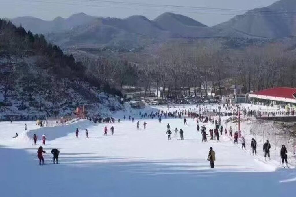 民宿周围有玉龙滑雪场、蓟州国际滑雪场、蓟州溶洞等