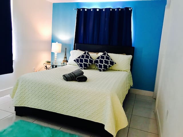 A private Bedroom near downtown & Universal