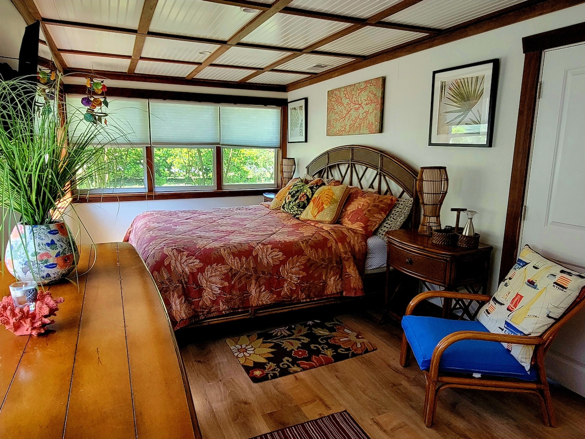 חדר שינה ראשי עם מיטת קינג סייז, ארון מרווח, טלוויזיה חכמה 50אינץ', ריהוט טומי בהאמה. 