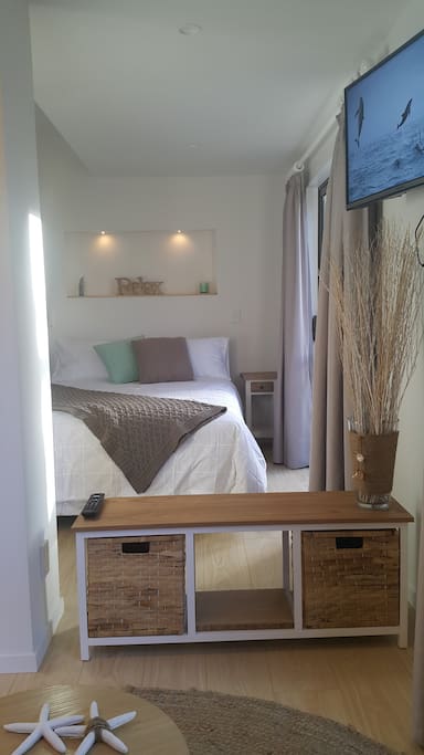 Studio room with separate walk-in wardrobe