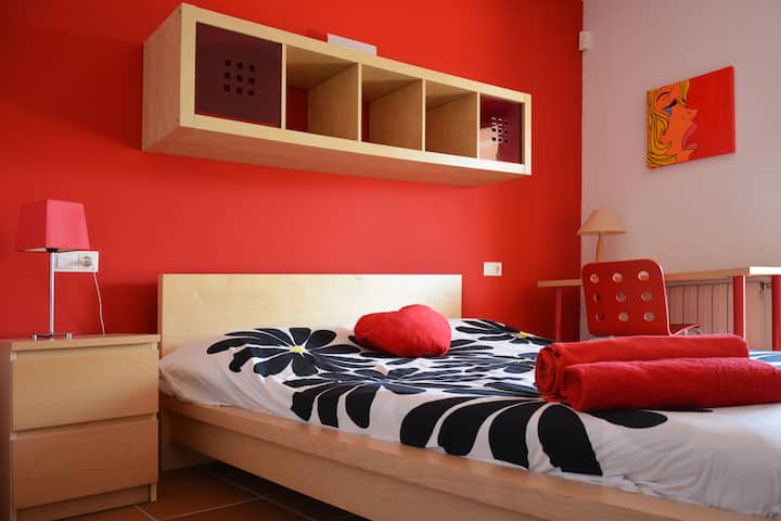 Dormitorio con cama Queen , aire acondicionado y salida a la terraza.
חדר שינה עם מיטת קווין סייז, מזגן וגישה ישירה למרפסת ולבריכת השחייה.