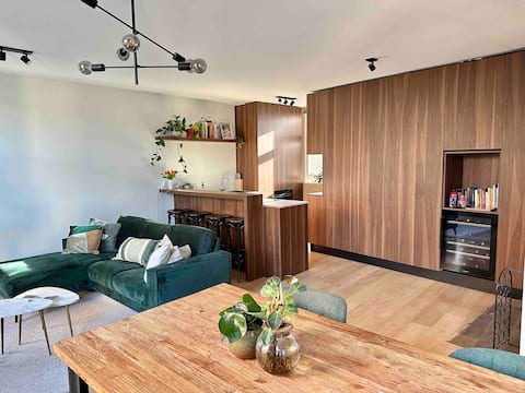 Popular Airbnb listing: Spacious, Sunny de Pijp Stay – Near Museums & Café in Willibrordusbuurt