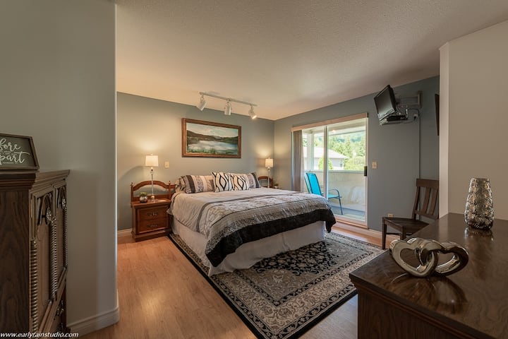 غرفة نوم بسرير كبير