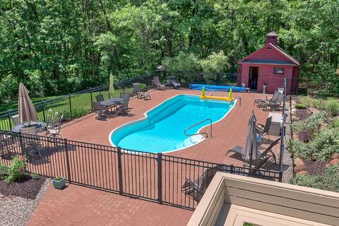 LUX Retreat  w/ HT,  Fire Pit, Arcade Room & more!