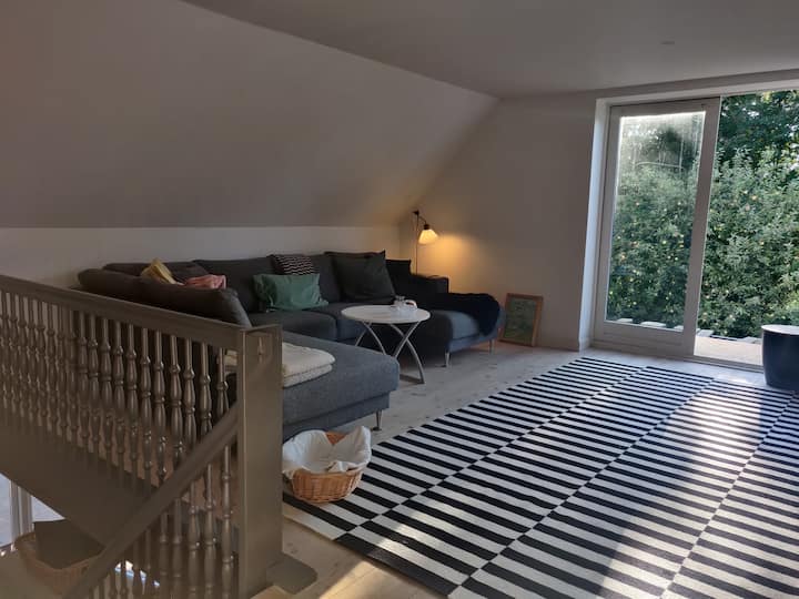 Მისაღები ოთახი ტერასაზე გასასვლელით