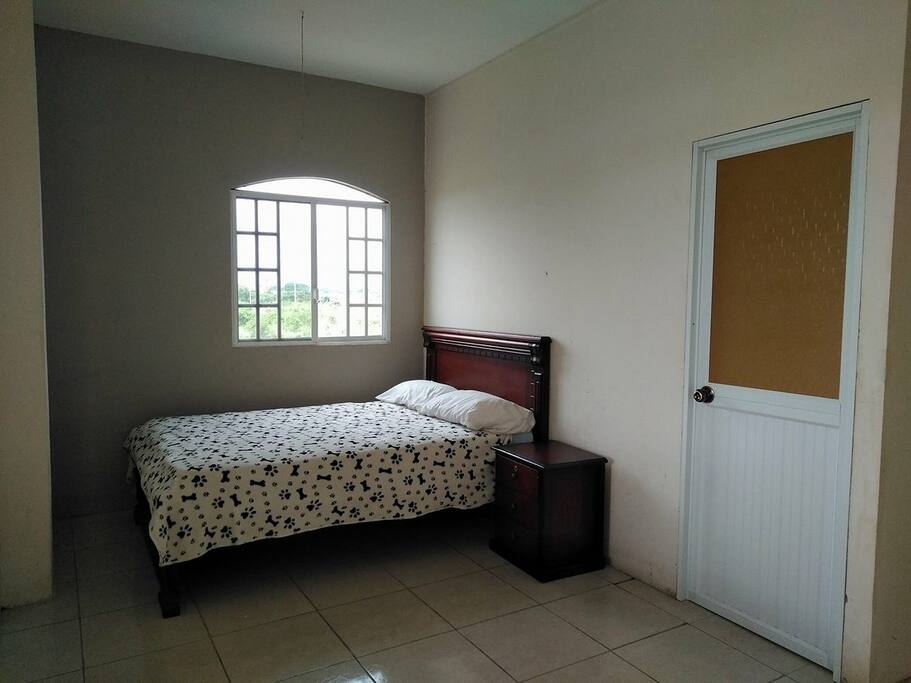 La habitación, perfecta para una o dos personas, ofrece vistas al patio y cuenta con Hall y ventanas, para que disfrute de un ambiente tranquilo y relajante. Dispone de una cama de 140 cm de ancho, baño e inodoro privado.