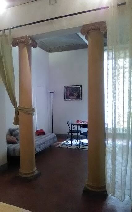 vista della zona finestra con divano-letto e tavolo