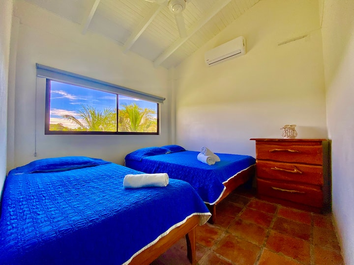 1 سرير كامل الحجم وسرير فردي 