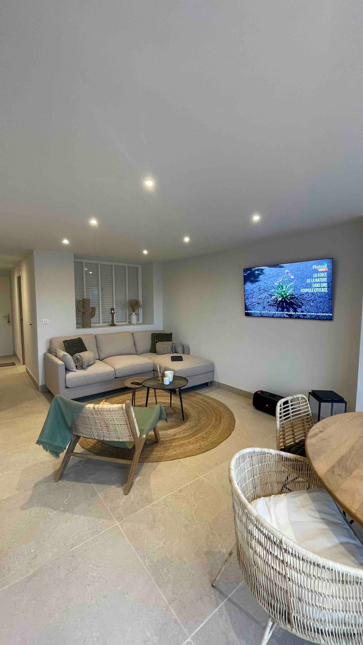 Popular Airbnb listing: Luxury  Refurbished, beach/poolside in Gassin