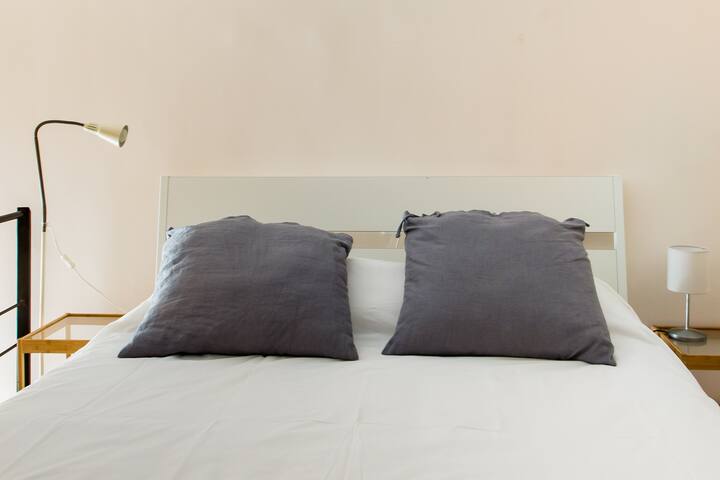 Funky Split Level Living in Designer Flat in Heart of Naples gallery image 3