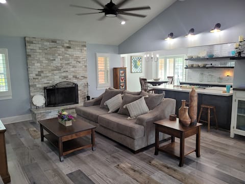 Spacious 3 bedroom country home on 1 acre fenced