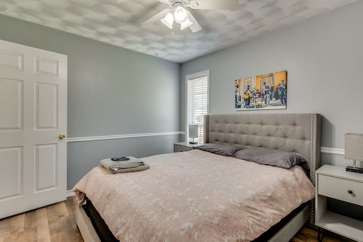 Queen bed with stylish linens