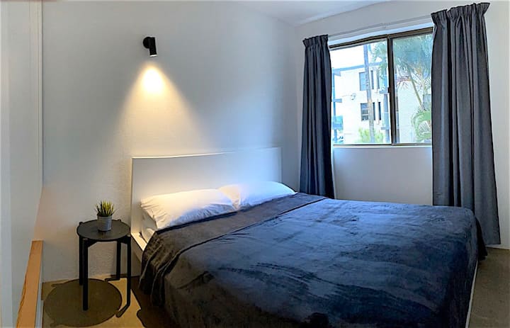 Chumba cha kulala 2 kina kitanda kizuri cha aina ya Queen na hifadhi kubwa ya mavazi, pamoja na droo za kuhifadhi viatu.
