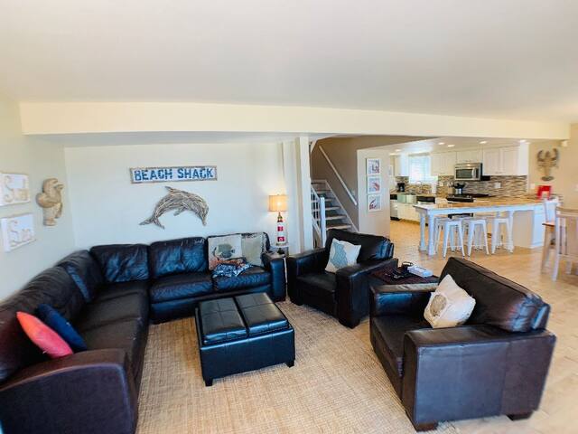 Large, updated 5 bedroom ocean front home gallery image 2