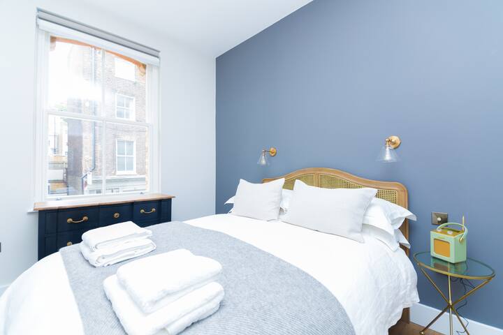 Modern and Minimalist 2bed apartment Regents Park gallery image 4