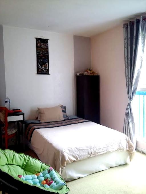 Chambre double avec 1 lit de 120cm , un mini espace de travail.