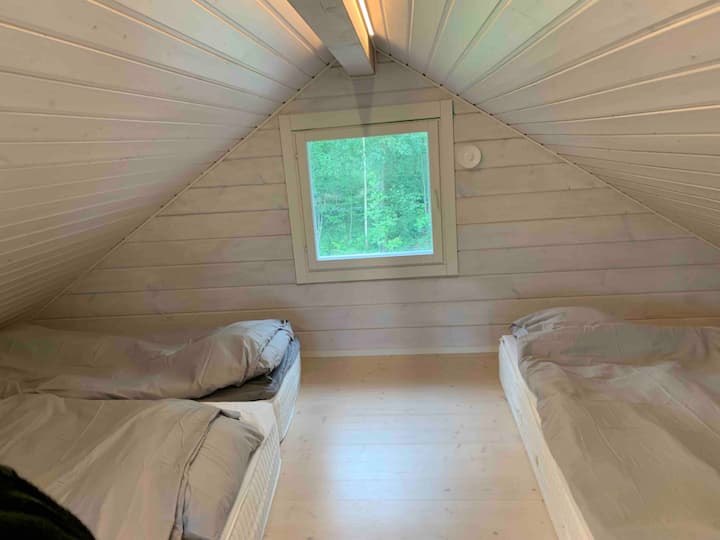 El loft de arriba tiene dos colchones de 120 cm de ancho y uno de 80 cm de ancho.