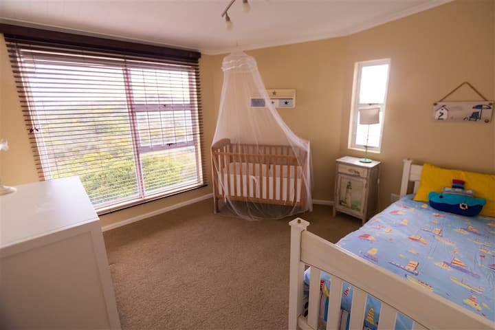 Kid's room 2 with baby cot