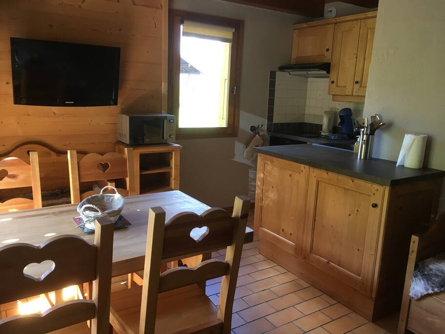 Séjour avec kitchenette entièrement équipée