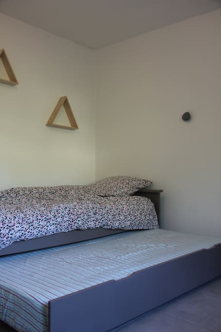 2ème chambre avec lit gigogne et grande penderie
