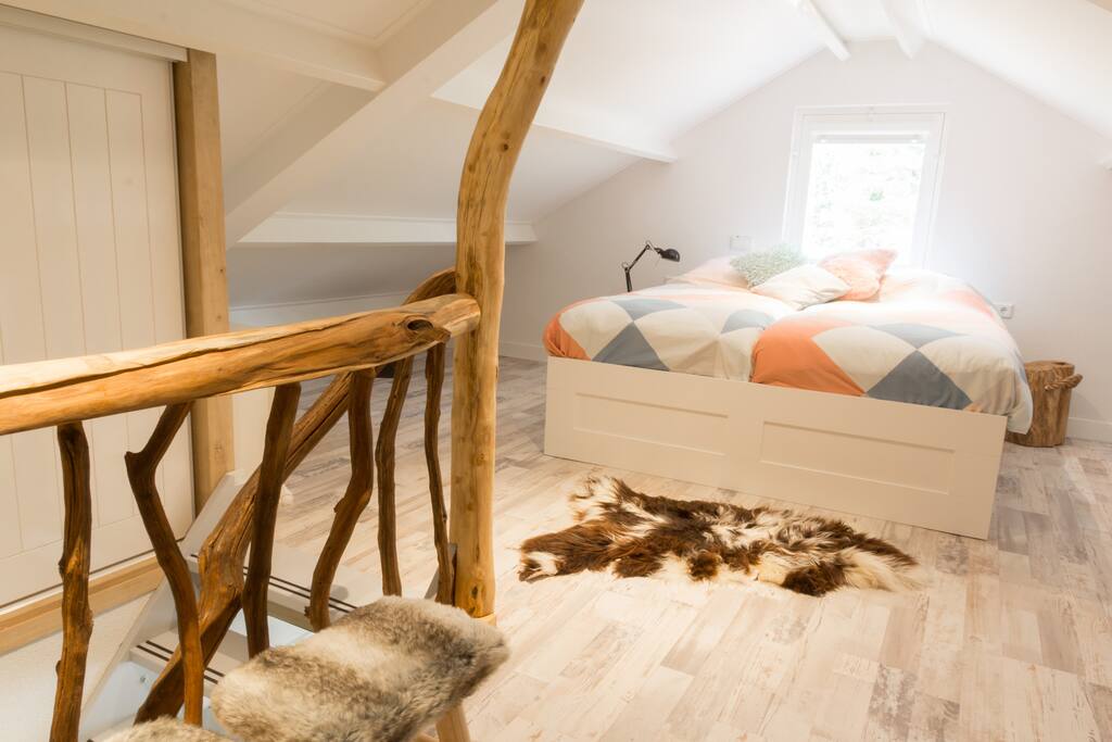 ruime slaapkamer, met goed bed