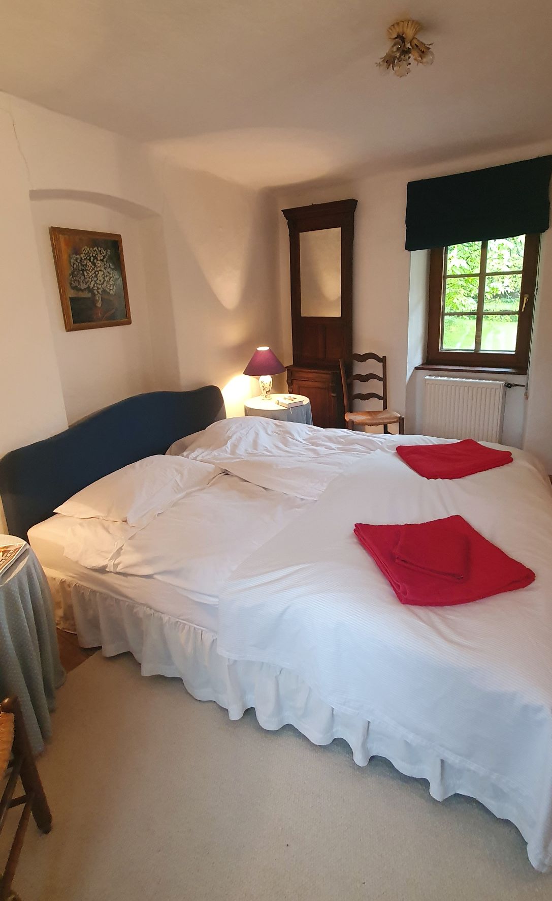 kwa ombi, ninaweza pia kuweka kitanda cha kusafiri katika chumba cha wazazi. Ikiwa familia itafika na mtoto.