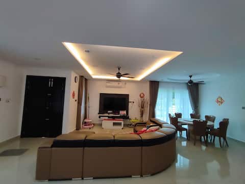 Mr Blue Homestay Dungun 龙云豪华民宿