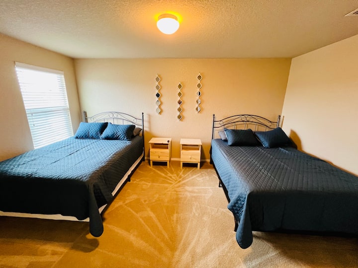 3号卧室（楼上）配备2张标准双人床、43英寸智能电视和衣柜。