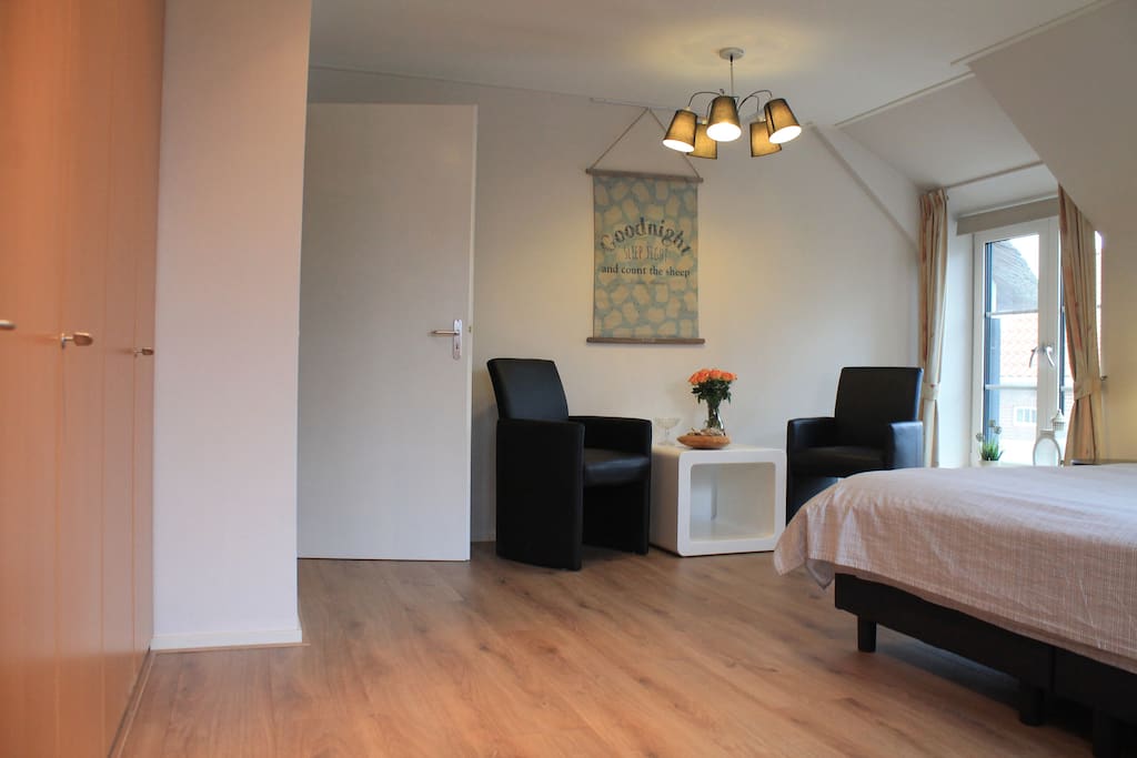 De grote slaapkamer op de benedenverdieping