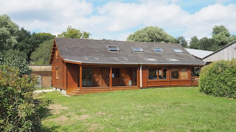 Large comfortable chalet, direct access to the sea