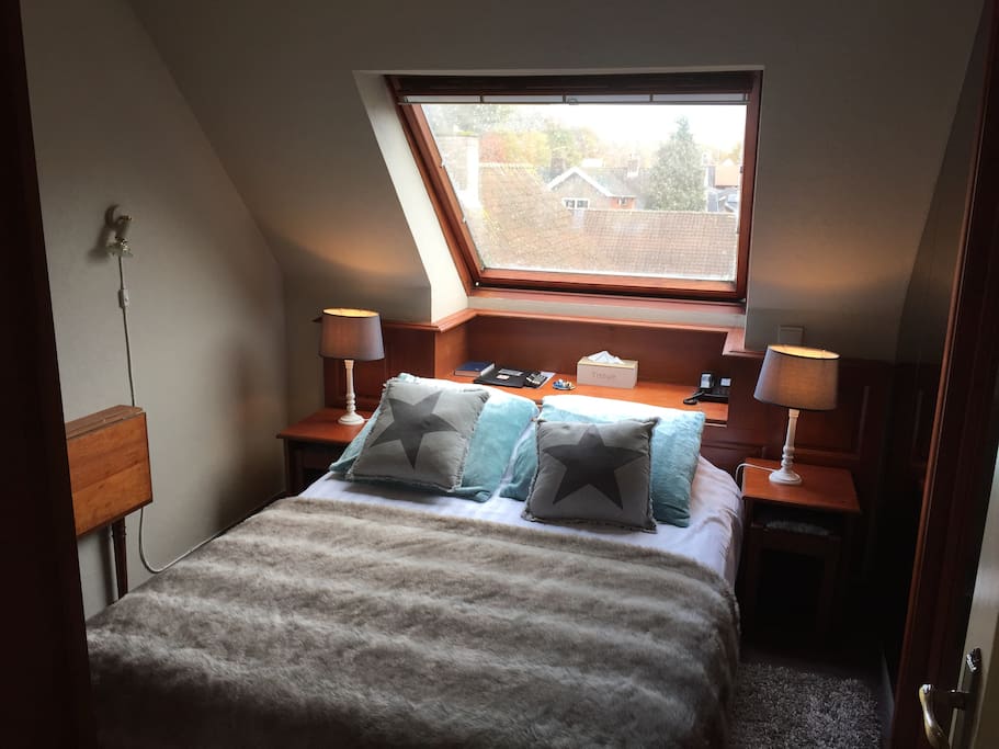 Kleine tweepersoonskamer met ontbijt. Gratis WiFi, TV. Kleine badkamer met douche en toilet.